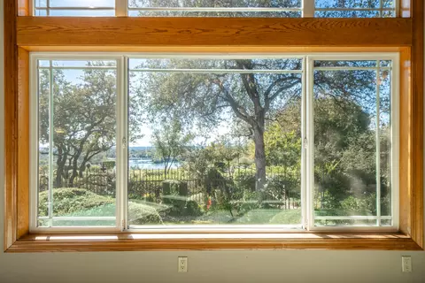 Living - 960 River Bend Rd, Redding, CA 96003 photo 6 of 7