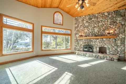 Living - 960 River Bend Rd, Redding, CA 96003 photo 5 of 7