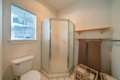 Bath - 960 River Bend Rd, Redding, CA 96003 photo 6 of 6