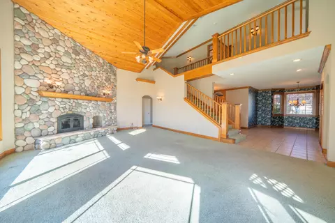 Living - 960 River Bend Rd, Redding, CA 96003 photo 2 of 7