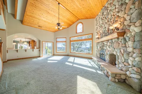 Living - 960 River Bend Rd, Redding, CA 96003 photo 4 of 7