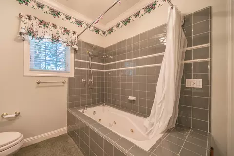 Bath - 960 River Bend Rd, Redding, CA 96003 photo 3 of 6