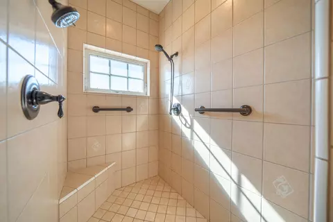 Bath - 960 River Bend Rd, Redding, CA 96003 photo 5 of 6