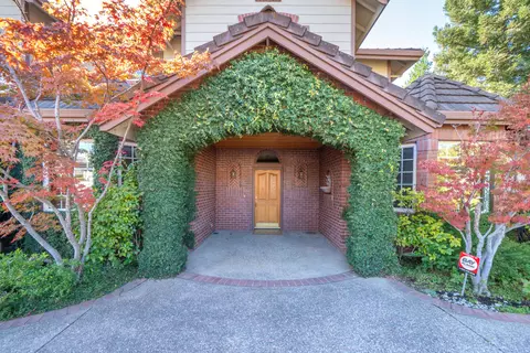 Exterior - 960 River Bend Rd, Redding, CA 96003 photo 7 of 24