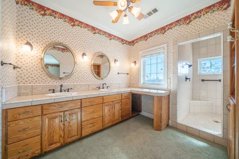 Bath - 960 River Bend Rd, Redding, CA 96003 photo 4 of 6