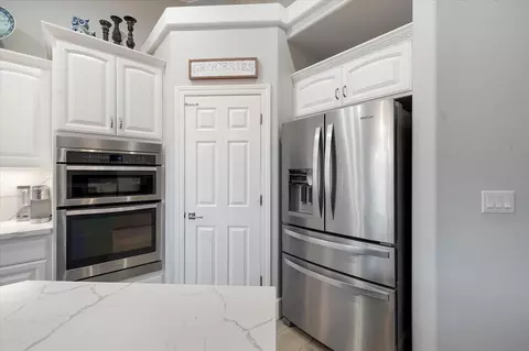 Kitchen - 3030 Clear Water Ct, Redding, CA 96002 photo 3 of 5