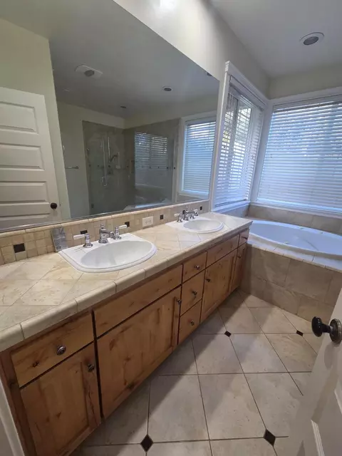 Bath - 1163 Sunriver Ln, Redding, CA 96001 photo 1 of 4