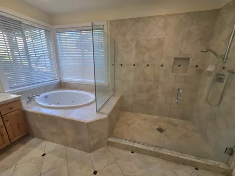 Bath - 1163 Sunriver Ln, Redding, CA 96001 photo 2 of 4