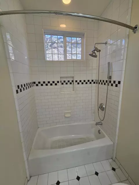 Bath - 1163 Sunriver Ln, Redding, CA 96001 photo 4 of 4