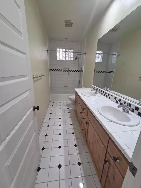 Bath - 1163 Sunriver Ln, Redding, CA 96001 photo 3 of 4