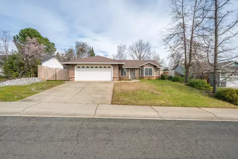 1637 French Lace Ln, Redding, CA 96003