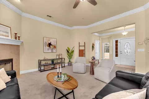 Living - 962 Leisha Ln, Redding, CA 96001 photo 2 of 3