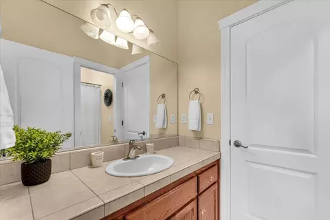 Bath - 962 Leisha Ln, Redding, CA 96001 photo 4 of 7