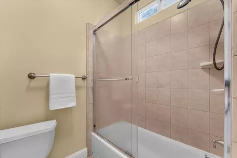 Bath - 962 Leisha Ln, Redding, CA 96001 photo 3 of 7