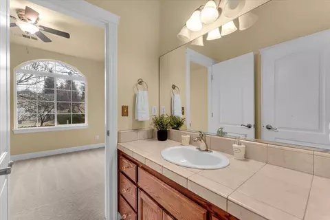 Bath - 962 Leisha Ln, Redding, CA 96001 photo 6 of 7