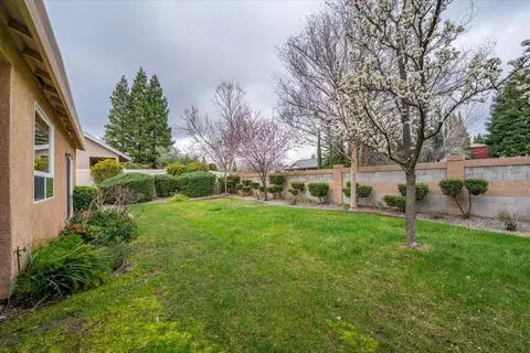 Exterior - 962 Leisha Ln, Redding, CA 96001 photo 4 of 13