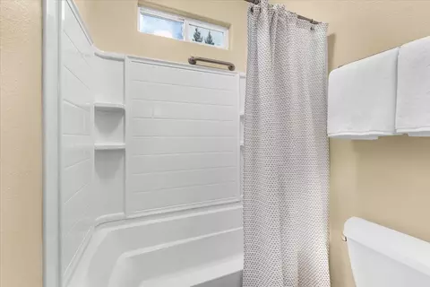 Bath - 962 Leisha Ln, Redding, CA 96001 photo 5 of 7