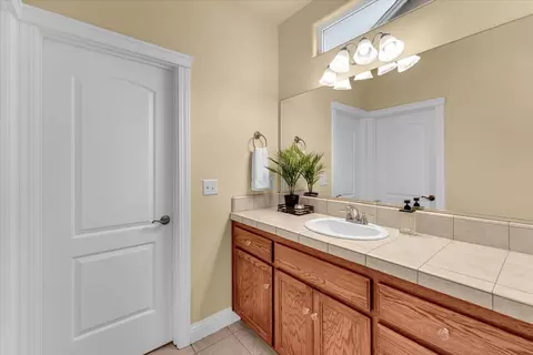 Bath - 962 Leisha Ln, Redding, CA 96001 photo 1 of 7