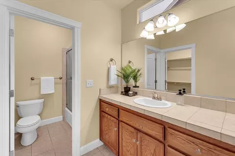 Bath - 962 Leisha Ln, Redding, CA 96001 photo 2 of 7