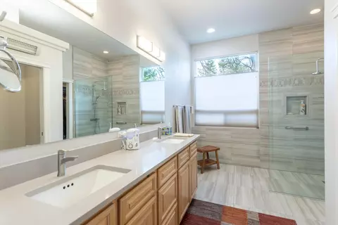 Bath - 2875 Eastbrook Dr, Redding, CA 96002 photo 1 of 3