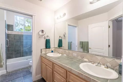 Bath - 2875 Eastbrook Dr, Redding, CA 96002 photo 2 of 3