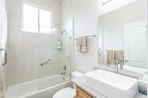 Bath - 2875 Eastbrook Dr, Redding, CA 96002 photo 3 of 3