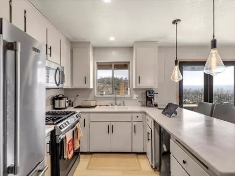 Kitchen - 14091 Highview Trl, Redding, CA 96003 photo 2 of 5
