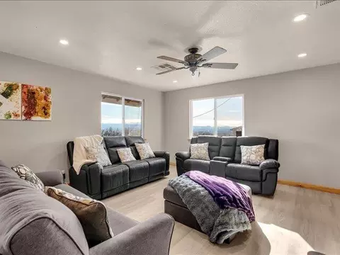 Living - 14091 Highview Trl, Redding, CA 96003 photo 2 of 4