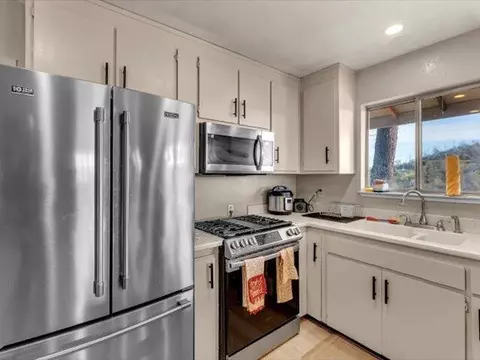 Kitchen - 14091 Highview Trl, Redding, CA 96003 photo 3 of 5