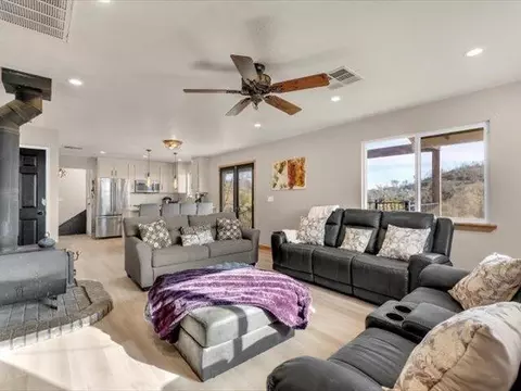 Living - 14091 Highview Trl, Redding, CA 96003 photo 3 of 4