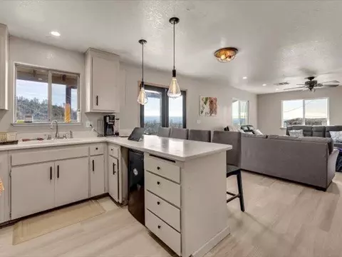 Kitchen - 14091 Highview Trl, Redding, CA 96003 photo 4 of 5
