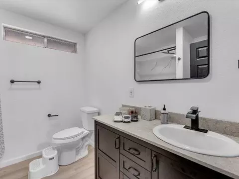Bath - 14091 Highview Trl, Redding, CA 96003 photo 2 of 3