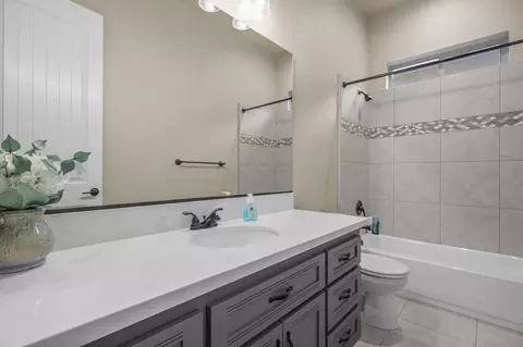 Bath - 968 Katmai Pl, Redding, CA 96001 photo 3 of 3