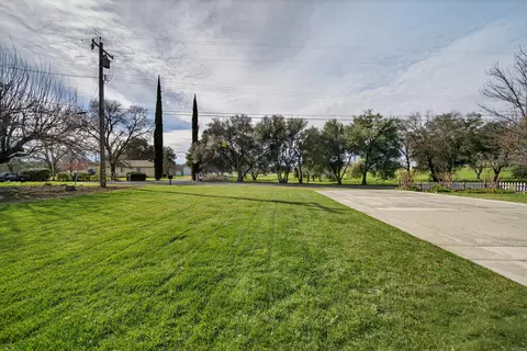 Exterior - 15470 China Rapids Dr, Red Bluff, CA 96080 photo 2 of 9