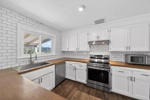 Kitchen - 15470 China Rapids Dr, Red Bluff, CA 96080 photo 1 of 3