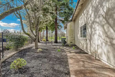 Exterior - 3857 Eagle Pkwy, Redding, CA 96001 photo 2 of 5