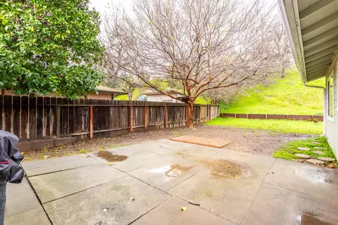 Exterior - 910 Aloha St, Red Bluff, CA 96080 photo 3 of 6