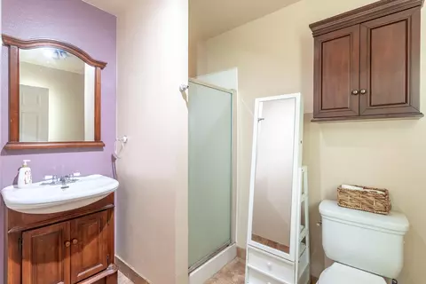 Bath - 910 Aloha St, Red Bluff, CA 96080 photo 2 of 2