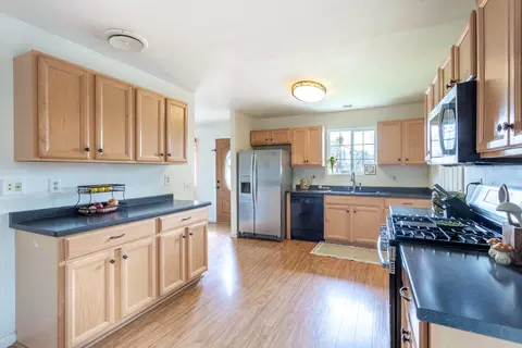 Kitchen - 910 Aloha St, Red Bluff, CA 96080 photo 2 of 3