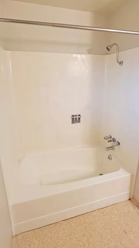 Bath - 3072 Alta Mesa Dr, Redding, CA 96002 photo 3 of 3