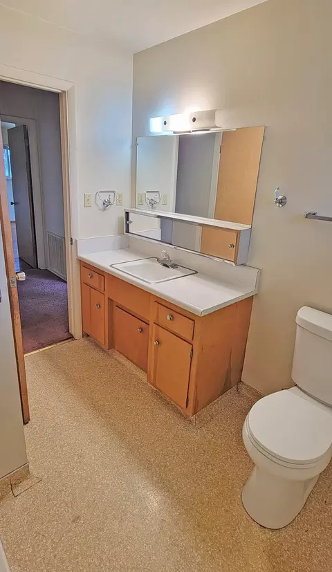 Bath - 3072 Alta Mesa Dr, Redding, CA 96002 photo 2 of 3