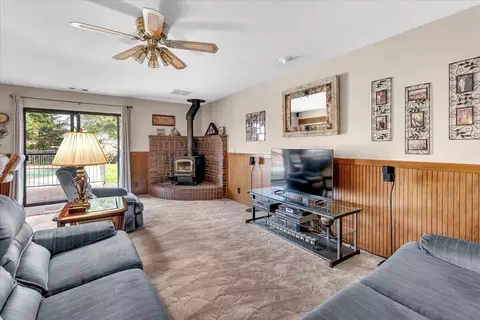 Living - 2860 Panorama Dr, Redding, CA 96003 photo 2 of 5