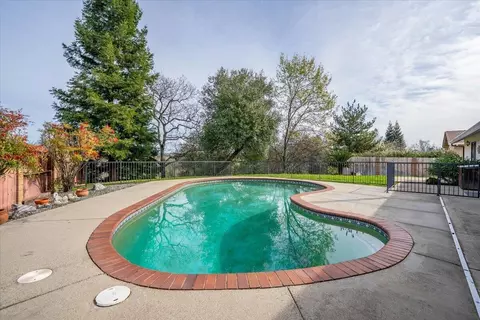 Exterior - 2860 Panorama Dr, Redding, CA 96003 photo 4 of 21
