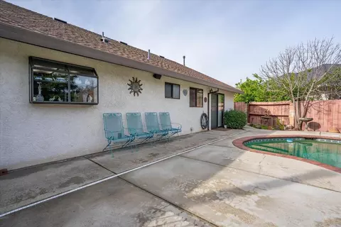 Exterior - 2860 Panorama Dr, Redding, CA 96003 photo 7 of 21