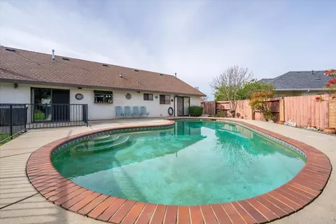 Exterior - 2860 Panorama Dr, Redding, CA 96003 photo 6 of 21