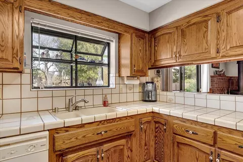 Kitchen - 2860 Panorama Dr, Redding, CA 96003 photo 3 of 5