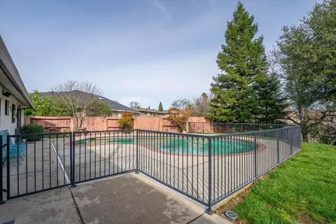 Exterior - 2860 Panorama Dr, Redding, CA 96003 photo 9 of 21