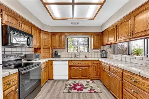 Kitchen - 2860 Panorama Dr, Redding, CA 96003 photo 2 of 5
