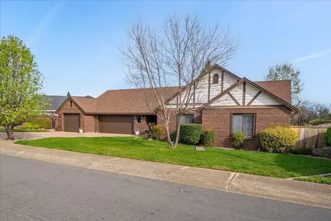 2860 Panorama Dr, Redding, CA 96003