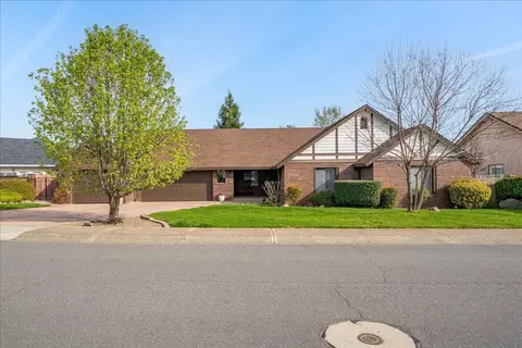Exterior - 2860 Panorama Dr, Redding, CA 96003 photo 2 of 21